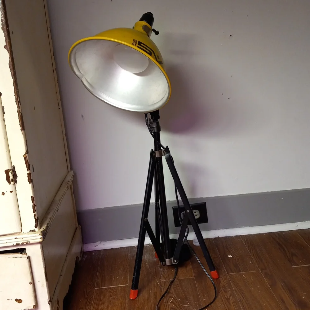 Vintage SMITH VICTOR collectible tripod and light directional lamp